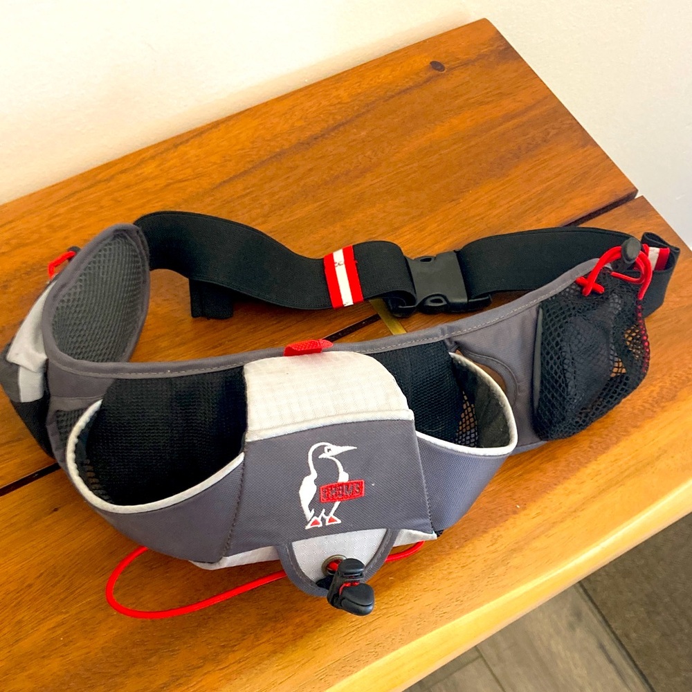 Chums hiking pack that holds two water bottles